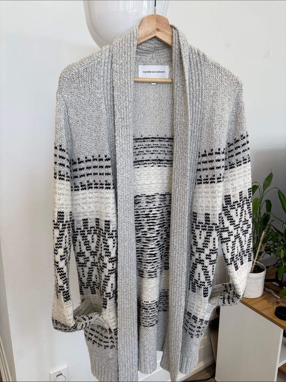 cupcakes & cashmere Gray, White and Black Geometric Open-Front Cardigan